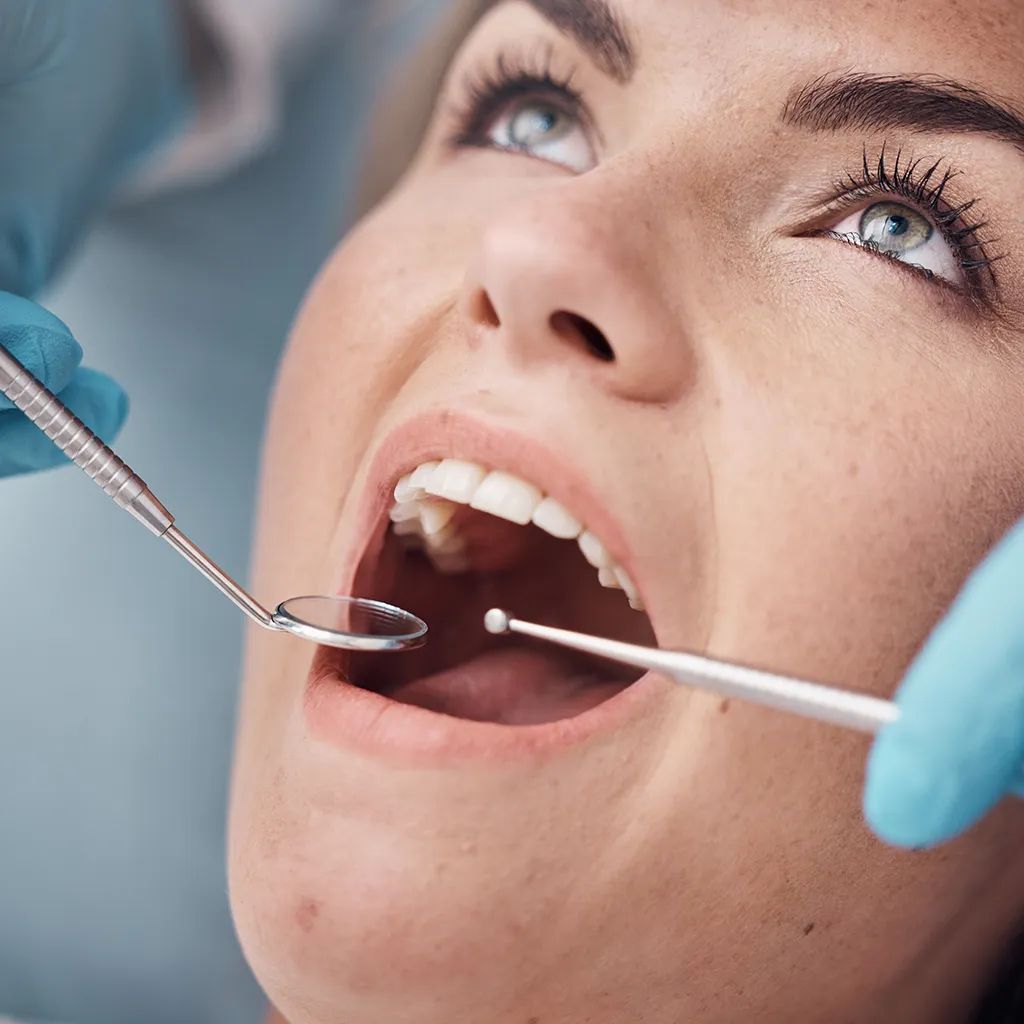 Zahnärztliche Untersuchung der Parodontitis bei einer Patientin mit offensichtlicher Gesundheit des Zahnfleisches – MKG-Dorotheenstrasse in Hamburg